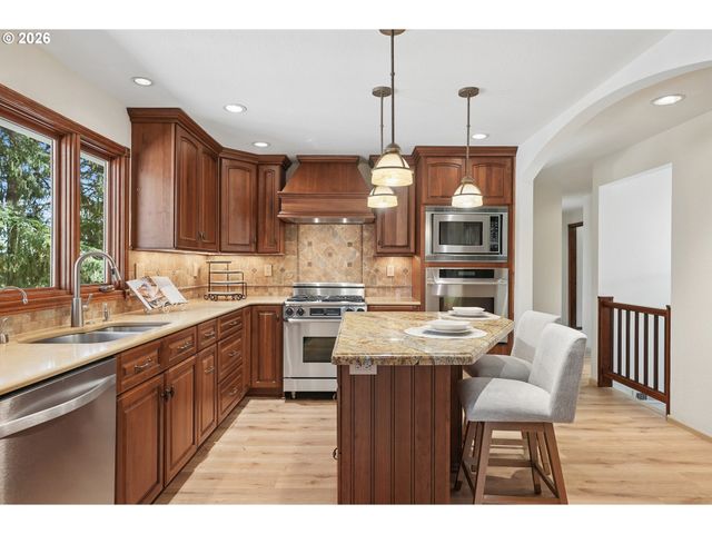 4243 SPRING ROCK Cir, West Linn, OR 97068