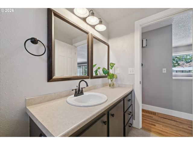 12221 Sw TAYLOR Ct, Portland, OR 97225