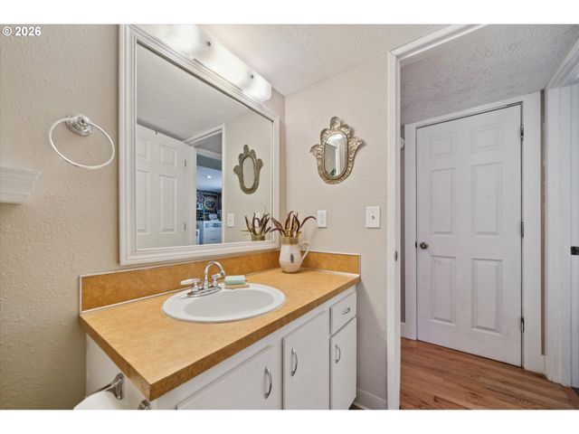 12221 Sw TAYLOR Ct, Portland, OR 97225