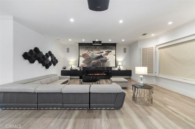 5633 Newcastle Ln, Calabasas, CA 91302