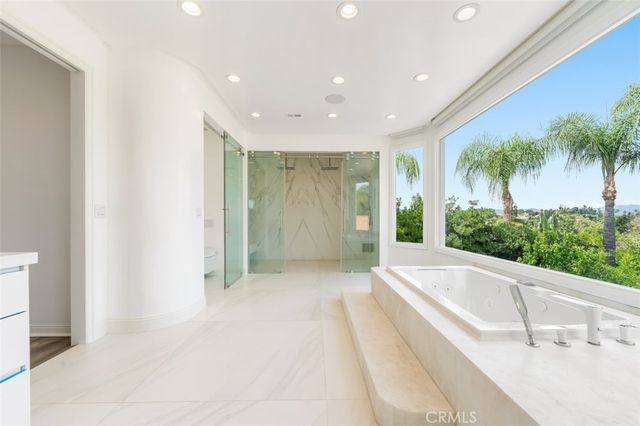 5633 Newcastle Ln, Calabasas, CA 91302