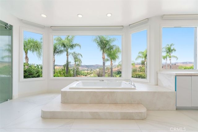 5633 Newcastle Ln, Calabasas, CA 91302