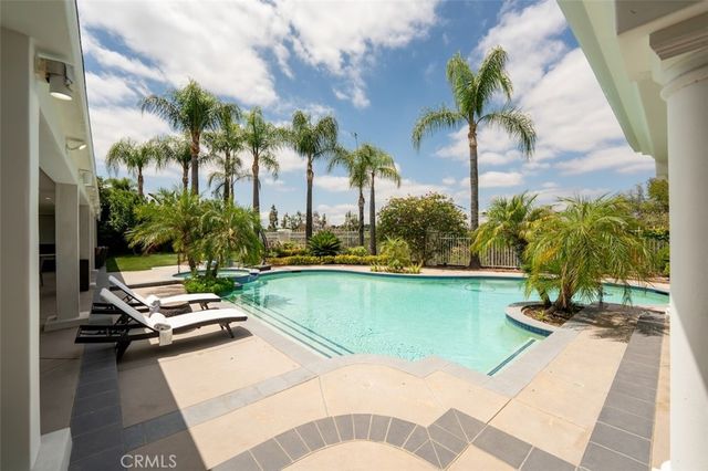 5633 Newcastle Ln, Calabasas, CA 91302