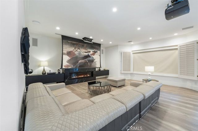 5633 Newcastle Ln, Calabasas, CA 91302