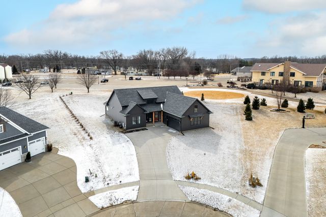 1 Country Club Court, Le Claire, IA 52753