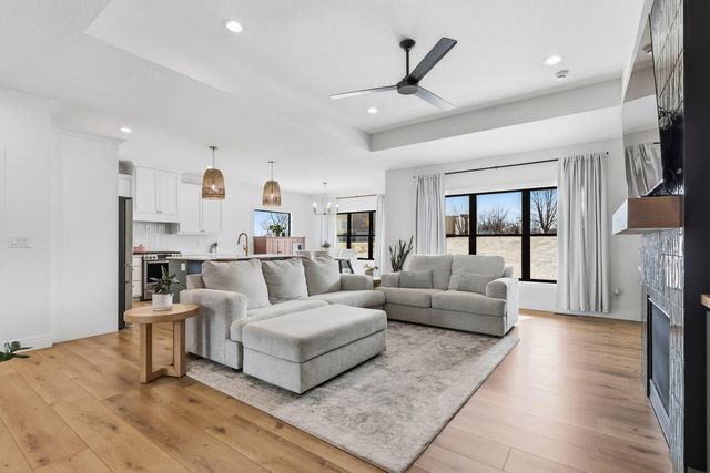 1 Country Club Court, Le Claire, IA 52753