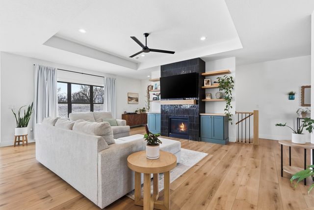 1 Country Club Court, Le Claire, IA 52753