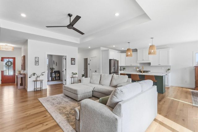 1 Country Club Court, Le Claire, IA 52753