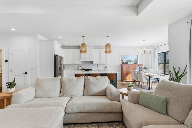 1 Country Club Court, Le Claire, IA 52753