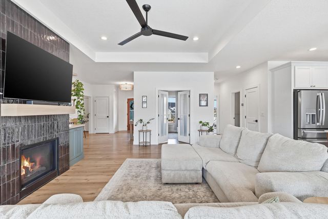 1 Country Club Court, Le Claire, IA 52753