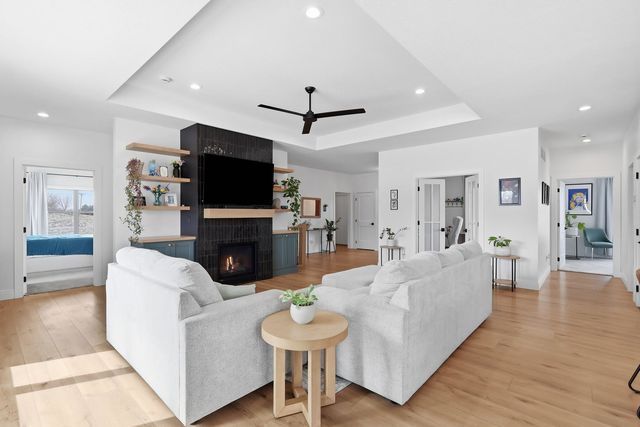 1 Country Club Court, Le Claire, IA 52753