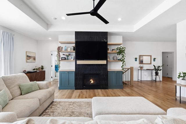 1 Country Club Court, Le Claire, IA 52753