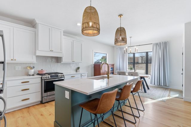 1 Country Club Court, Le Claire, IA 52753