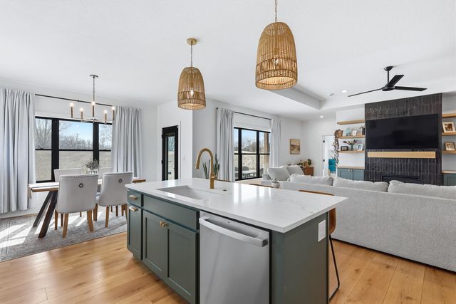 1 Country Club Court, Le Claire, IA 52753