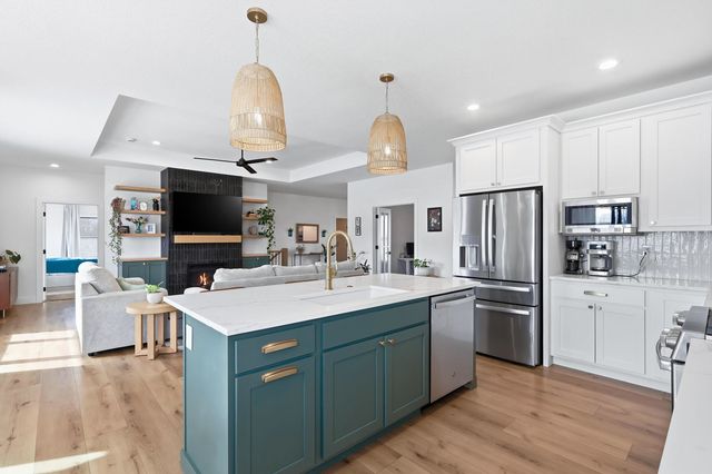 1 Country Club Court, Le Claire, IA 52753