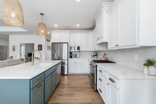 1 Country Club Court, Le Claire, IA 52753