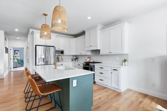 1 Country Club Court, Le Claire, IA 52753