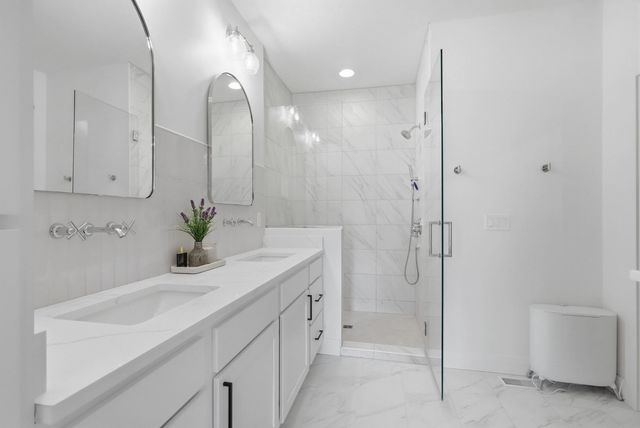 1 Country Club Court, Le Claire, IA 52753