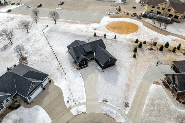 1 Country Club Court, Le Claire, IA 52753