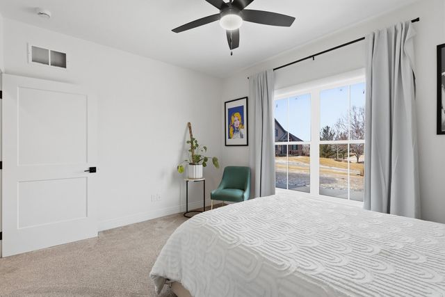 1 Country Club Court, Le Claire, IA 52753