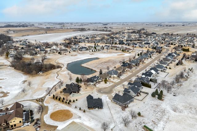 1 Country Club Court, Le Claire, IA 52753