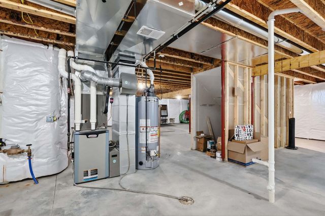 1 Country Club Court, Le Claire, IA 52753