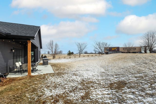 1 Country Club Court, Le Claire, IA 52753