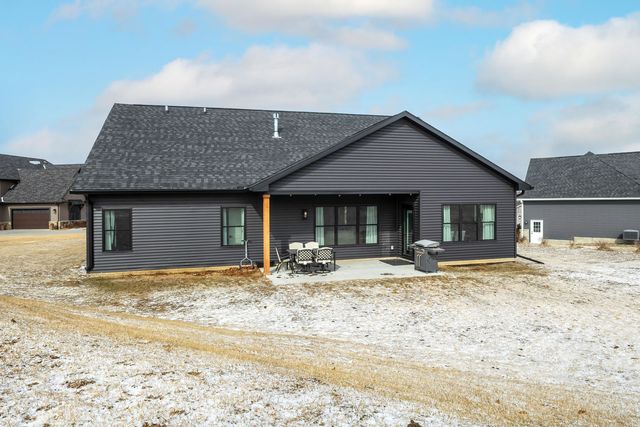 1 Country Club Court, Le Claire, IA 52753