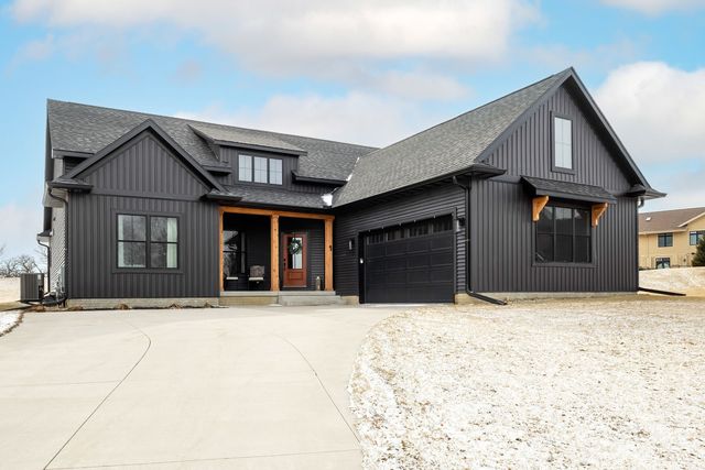 1 Country Club Court, Le Claire, IA 52753