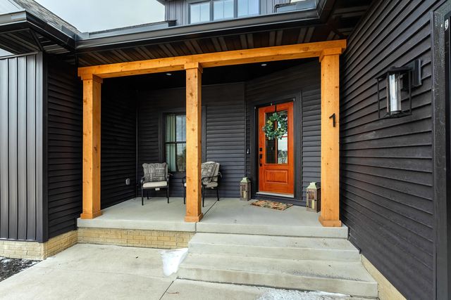 1 Country Club Court, Le Claire, IA 52753