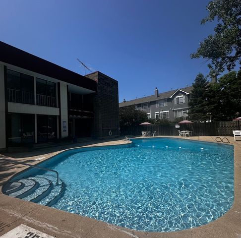 5450 Astor Lane 104, Rolling Meadows, IL 60008