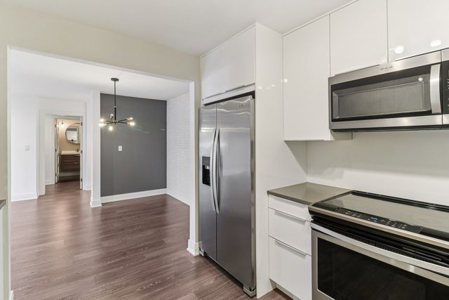 5450 Astor Lane 104, Rolling Meadows, IL 60008