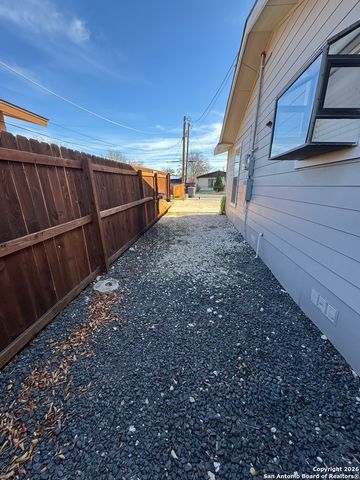 627 N San Manuel, San Antonio, TX 78228