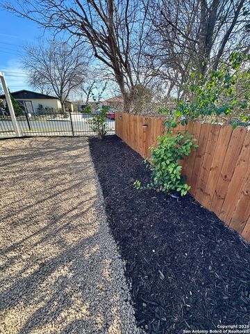 627 N San Manuel, San Antonio, TX 78228