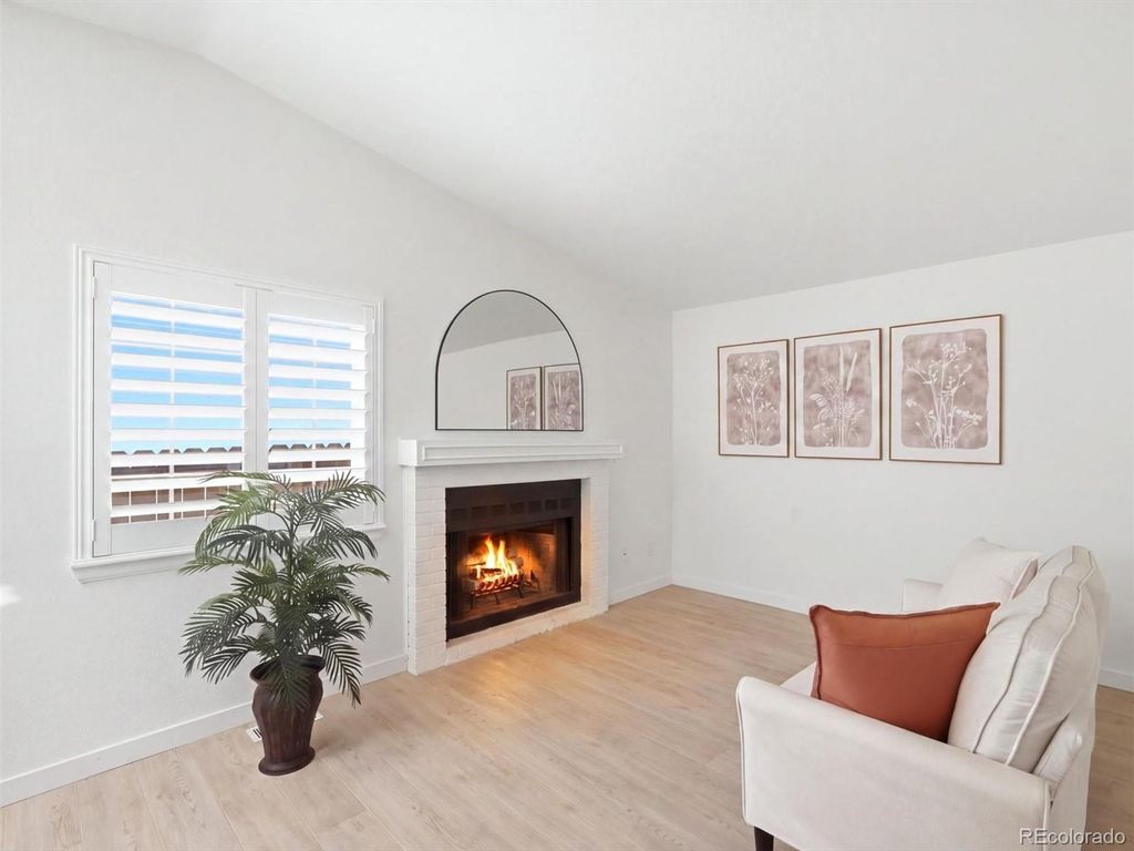 Image 10 of property listing at 8522 S Upham Way, Littleton, CO 80128