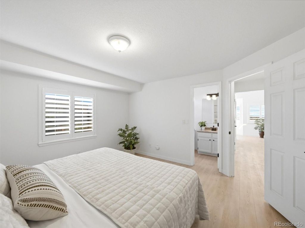 Image 12 of property listing at 8522 S Upham Way, Littleton, CO 80128