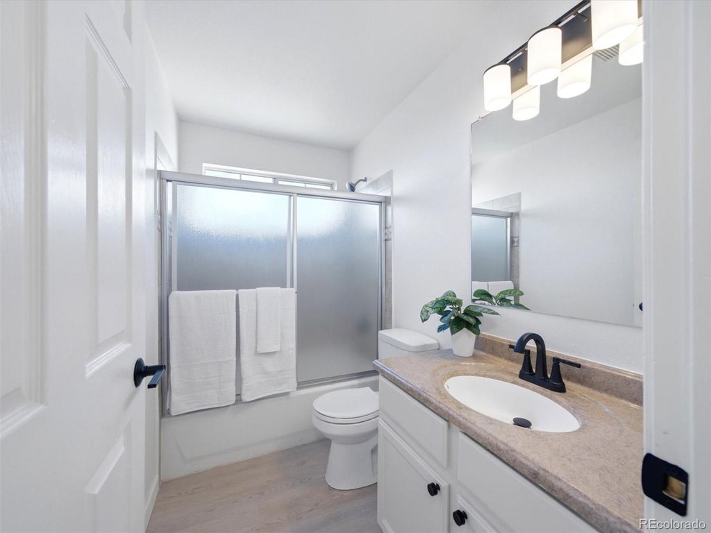 Image 13 of property listing at 8522 S Upham Way, Littleton, CO 80128
