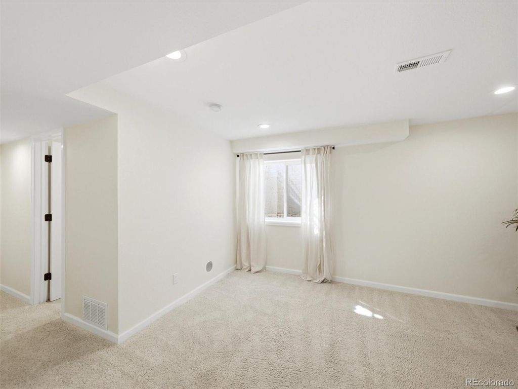 Image 16 of property listing at 8522 S Upham Way, Littleton, CO 80128