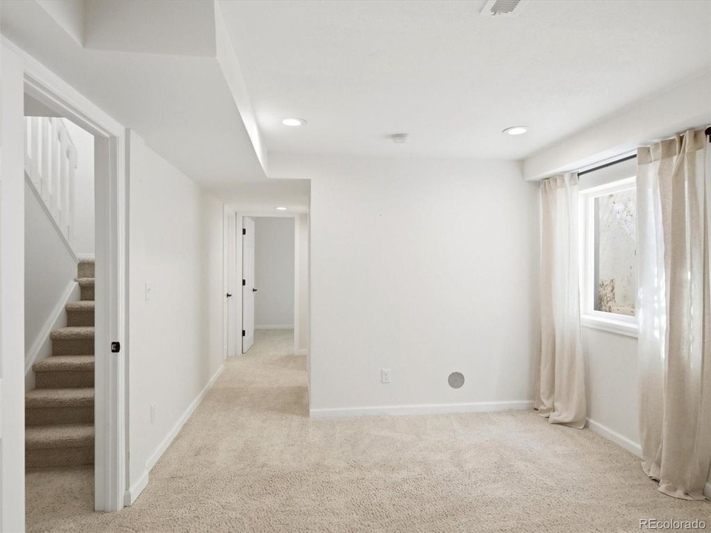 Image 17 of property listing at 8522 S Upham Way, Littleton, CO 80128