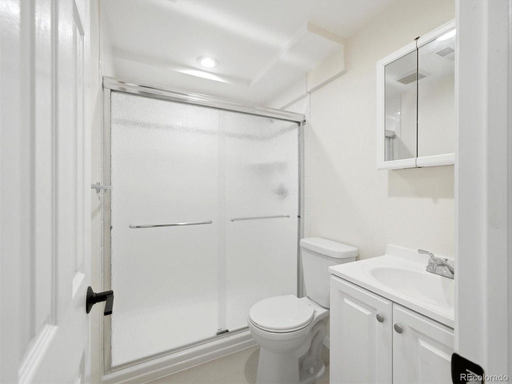 Image 18 of property listing at 8522 S Upham Way, Littleton, CO 80128