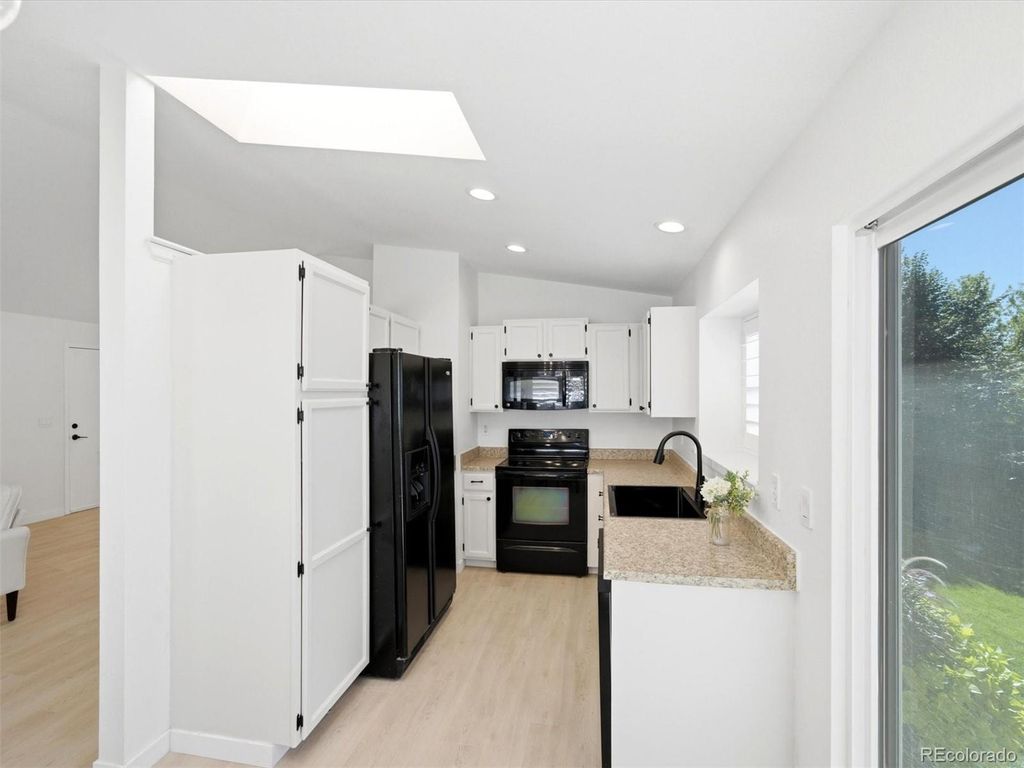 Image 7 of property listing at 8522 S Upham Way, Littleton, CO 80128