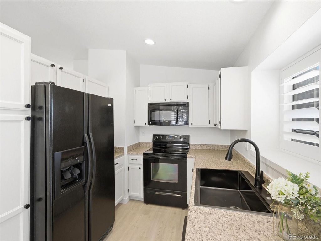 Image 8 of property listing at 8522 S Upham Way, Littleton, CO 80128