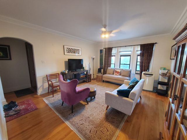 2352 N Spaulding Avenue 203, Chicago, IL 60647