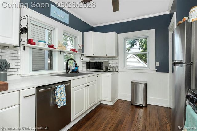 221 College Street, Ferndale, MI 48220