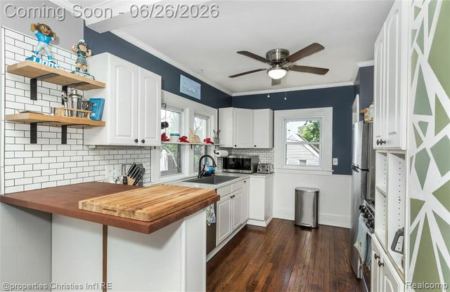 221 College Street, Ferndale, MI 48220