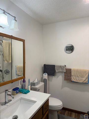 211 Meadowlark LN, Ozawkie, KS 66070