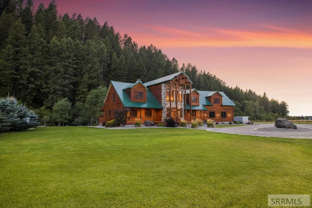Image 2 of property listing at 1096 Snake River Road, Swan Valley, ID 83449