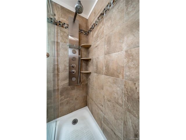 429 Newark St, Aurora, CO 80010