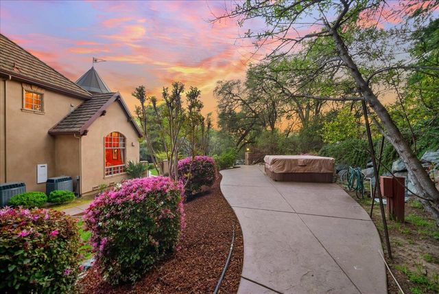 8749 Noland Ln, Fair Oaks, CA 95628