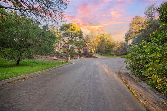 8749 Noland Ln, Fair Oaks, CA 95628